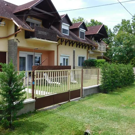 Balatonpart-lak 公寓 *