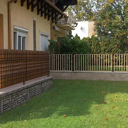 Balatonpart-lak 公寓 *